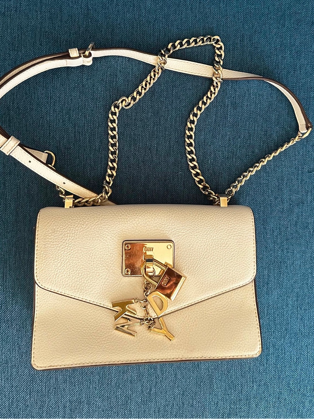 DKNY Cream Leather Shoulder Bag with Gold Chain and Logo Charm - Picture 2 of 3
